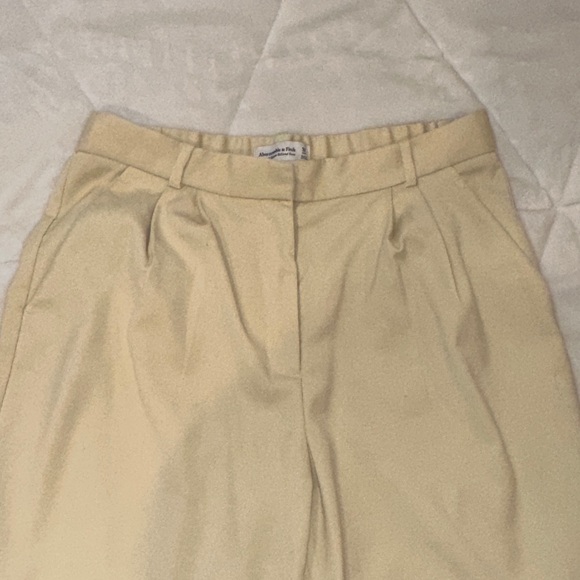 Abercrombie & Fitch Women's Butter Yellow Pants - Picture 4 of 4